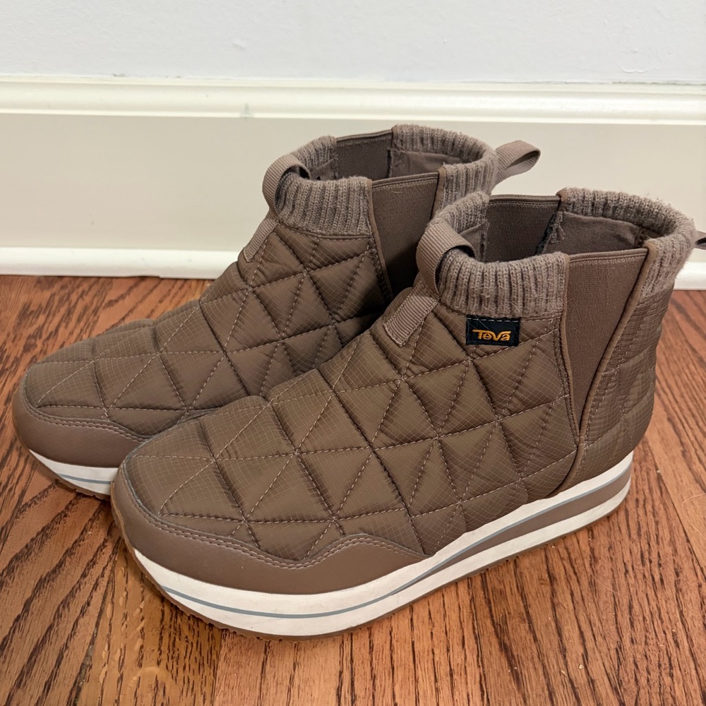 TEVA Women’s Reember Platform Quilted Boot size 9